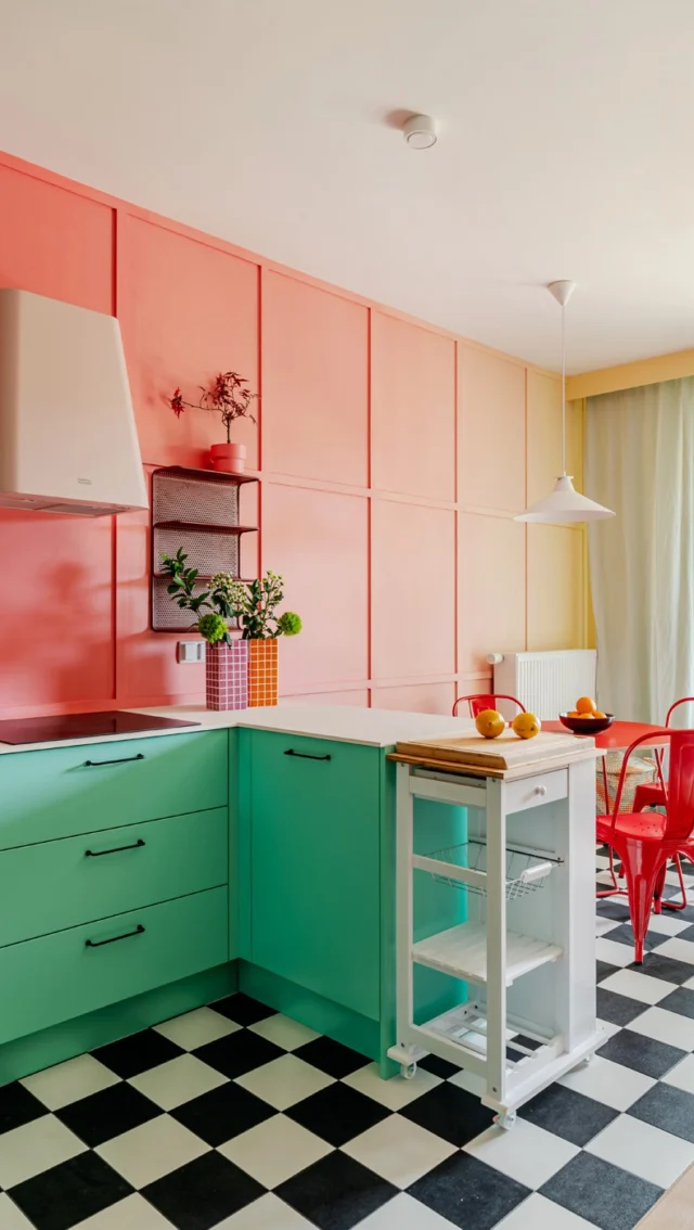 ☀️ Wakacje przez cały rok? California Dreamin’ w sercu Warszawy! 🌴
Pastelowe wnętrza, klimat jak z planu filmowego – a Doris Day wita Cię z kolorowym drinkiem 🍹🌴
Retro vibe, nowoczesna wygoda i totalna beztroska. Sweet! #palmspringsstyle #wnętrze #vintage #homevintage #colorsinterior #60s #americanstyle #vacations #instainteriors #wykonczeniewnetrz #warszawa #kuchnia #housetours #vibe #interiordesign #mieszkanie #instamood