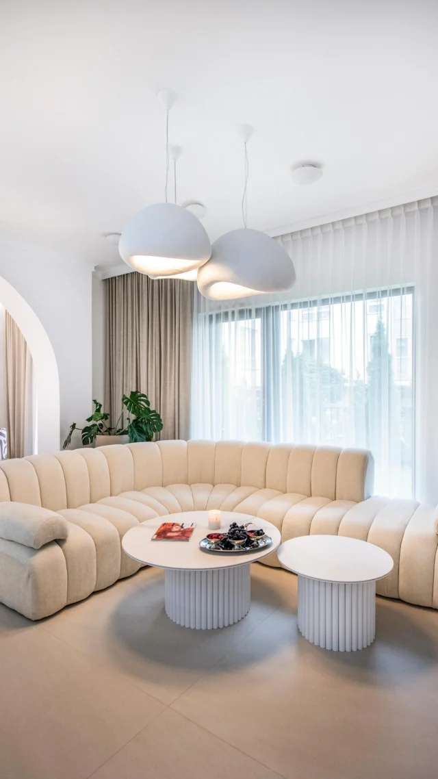 Cozy klimat w mieszkaniu @ola_nowak 🤍 ❄️
Zimowy relaks, powrót do natury, obłe detale i przestrzeń do której chce się wracać 🫠 
Marzysz o idealnym projekcie i kompleksowym wykończeniu swojego wnętrza? 
🏠 Pokaż nam swój plan mieszkania, porozmawiaj z naszym ekspertem wnętrz i zaplanuj wykończenie z nami na 2026 👌
#wnętrza #interiordesign #homedesign #architekciwnętrz #wykończeniemieszkania