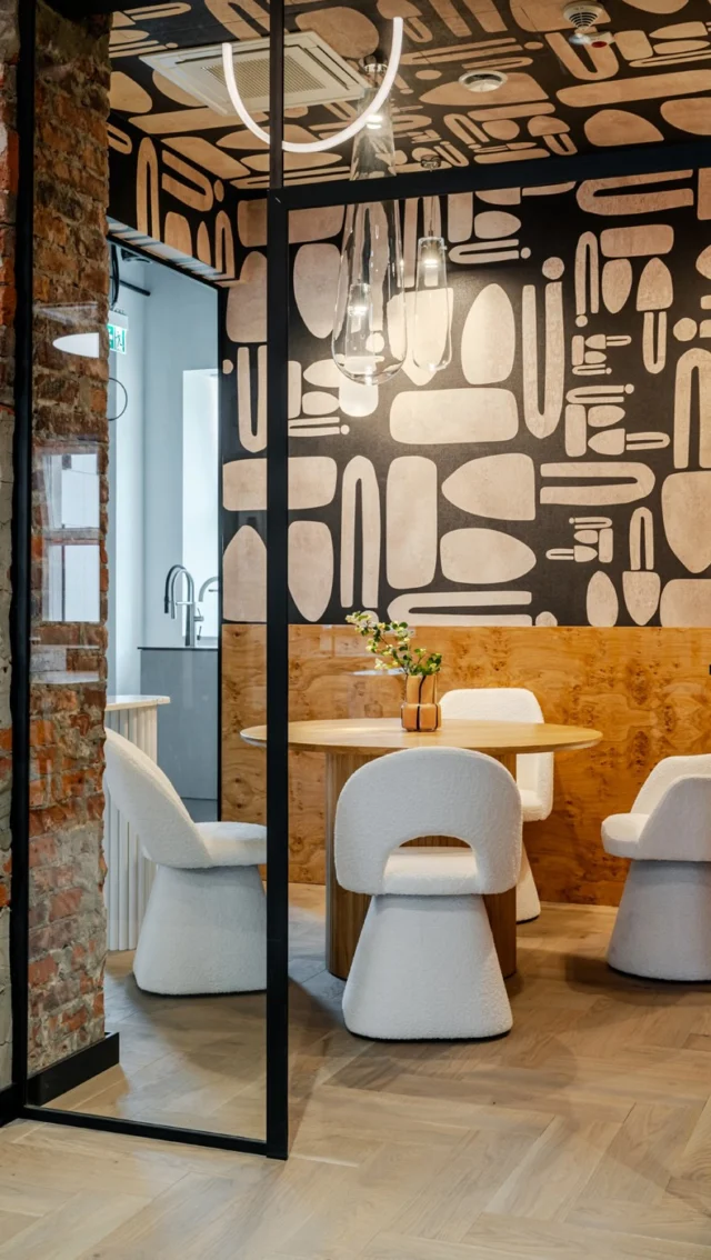 3 Showroomy w Polsce! 👌⭐️
Warszawa, Trójmiasto i Kraków📍
👉 ponad 40 architektów! 🏠
Spotkaj się z naszym Ekspertem Wnętrz i porozmawiaj o wymarzonym wnętrzu.☝️
Zaprojektuj z nami mieszkanie lub dom i oddaj wykończenie naszej sprawdzonej ekipie z gwarancją.👷‍♂️ 
W showroomie zobaczysz materiały wykończeniowe i gotowe rozwiązania. Stworzysz z architektem moodboard i wizualizacje projektu. 
👉 Serdecznie zapraszamy do kontaktu! ☎️💻
Wykończenie wnętrza może być łatwe i przyjemne 🫠 
Komfortowo i profesjonalnie ⭐️⭐️⭐️⭐️⭐️
#pracowniaarchitekturywnętrz #projektymieszkań #wykończeniewnętrz #architekciwnętrz #interior